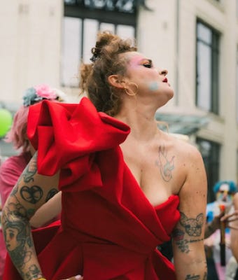 Cours deffeuillage à Biarritz avec Charly. Les Turbulents proposent la location de leur salle, dédiée aux activités d’arts du spectacle, de bien-être et de loisirs. Nous recevons dans une ambiance chaleureuse toutes sortes d'activités comme : danse, théâtre, musique clown, commedia dell'arte, jeu d'acteur, chant, yoga, kangoo jump, dessin modèle vivant. Pour les adultes et enfants. Les salles accueillent aussi des réunions, séminaires, conférences, rendez-vous individuels pour les centres de formation, entreprises; L'associations est situées dans le Pays-Basque entre Anglet et Bayonne.